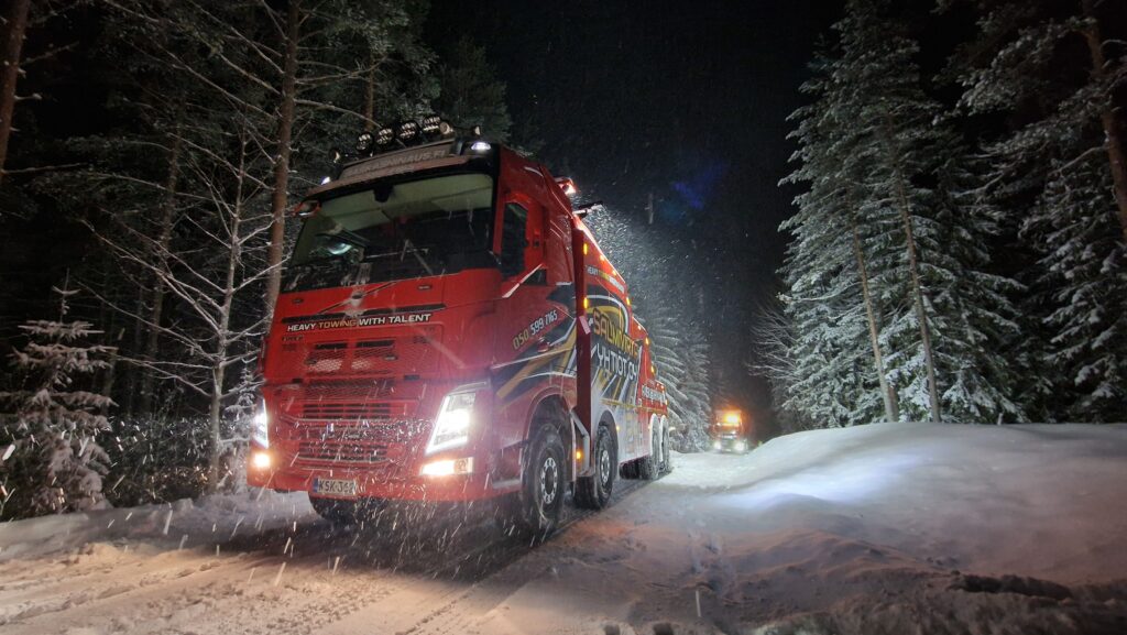 Hinauspalvelu Salmivirran hinausauto talvisella metsätiellä